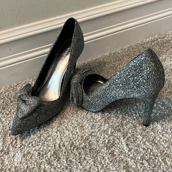 Silver sparkled Mark Fisher heals with bow - Picture 2 of 4